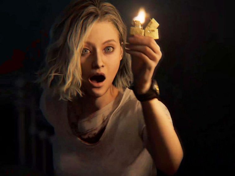 ragazza bonda con accendino per fare luce, espressione stupita