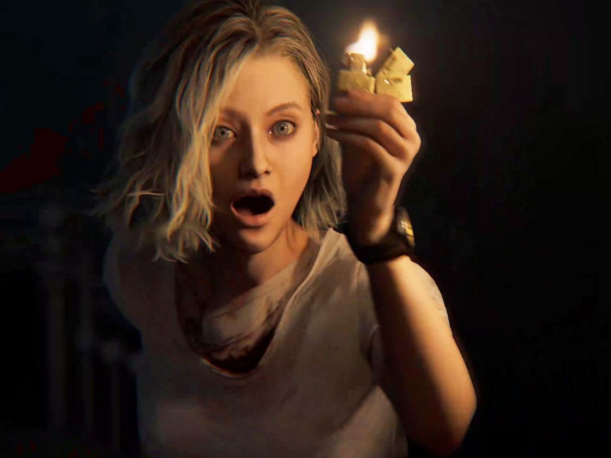 ragazza bonda con accendino per fare luce, espressione stupita