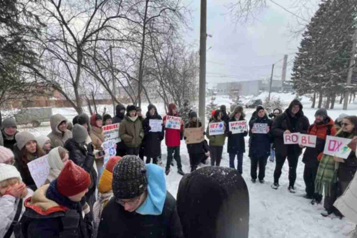 ragazzi e ragazze nella neve con cartelli a semi cerchio