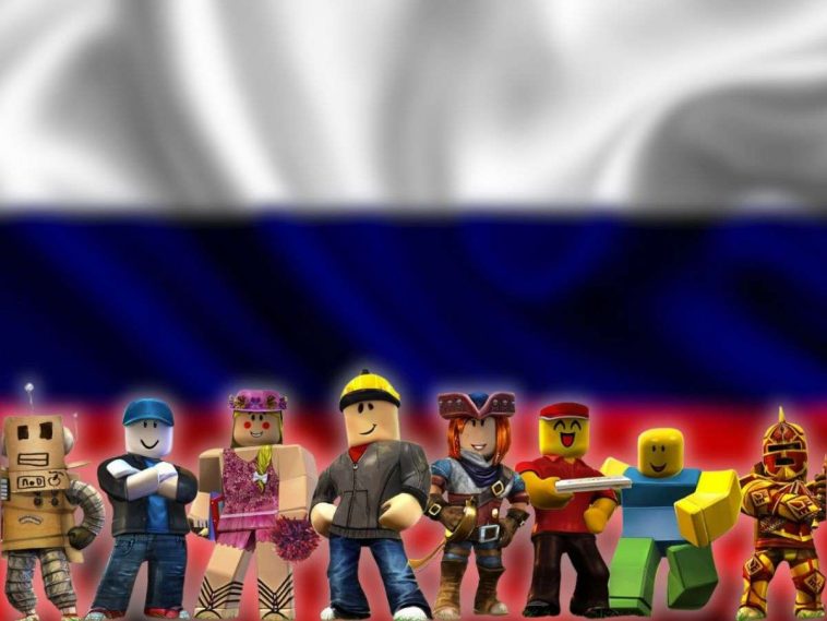 personaggi di roblox sorridenti davanti bandiera russa