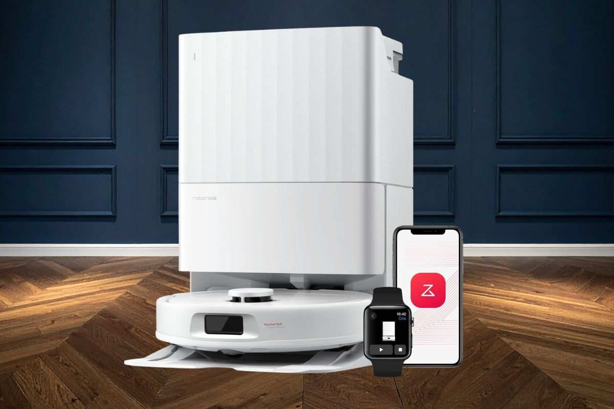 robot aspirapolvere bianco, stazione di ricarica, telefono con app