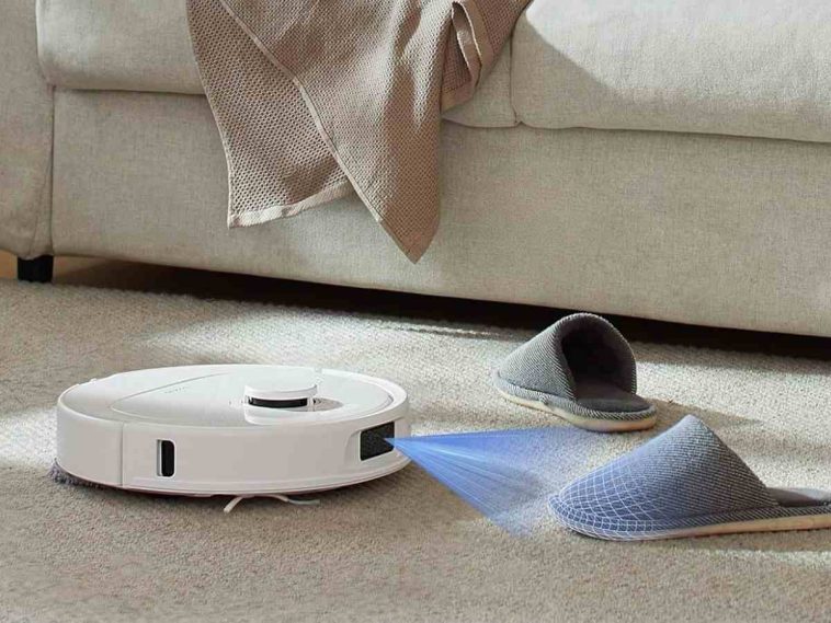 robotaspirapolvere bianco, luce laser, divano, ciabatte