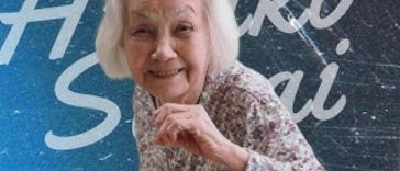 signora anziana giapponese con capelli bianchi in posa di lotta