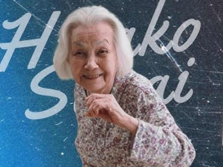 signora anziana giapponese con capelli bianchi in posa di lotta