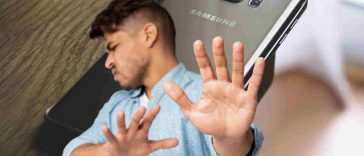 uomo che si difende e smartphone samsung