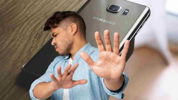 uomo che si difende e smartphone samsung