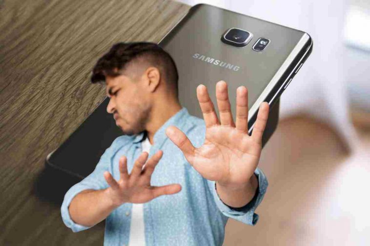 uomo che si difende e smartphone samsung