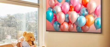 Samsung QLED 4K Vision AI Smart TV 50'' appeso al muro in soggiorno