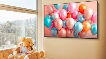 Samsung QLED 4K Vision AI Smart TV 50'' appeso al muro in soggiorno