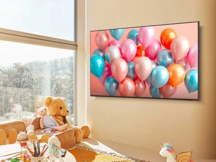 Samsung QLED 4K Vision AI Smart TV 50'' appeso al muro in soggiorno