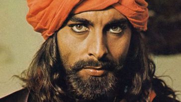 uomo con capelli lunghi, occhi chiari, turbante arancione