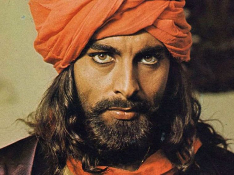 uomo con capelli lunghi, occhi chiari, turbante arancione