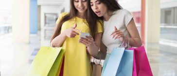 donne che fanno shopping con lo smartphone