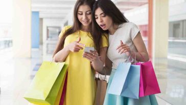 donne che fanno shopping con lo smartphone
