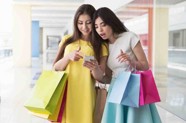 donne che fanno shopping con lo smartphone