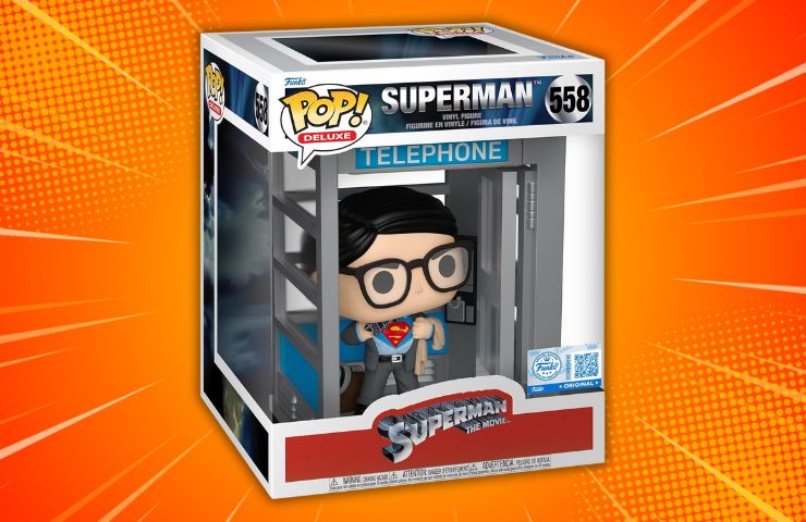 funko pop Superman cabina telefonica su sfondo arancione