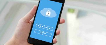 mano con telefono e password