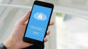 mano con telefono e password