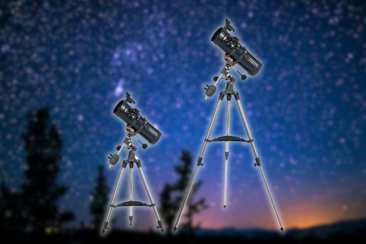 due telescopi neri, uno basso uno alto, cielo stellato