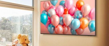 televisore smart QLED coi palloncini sullo schermo