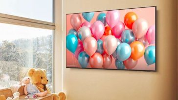 televisore smart QLED coi palloncini sullo schermo