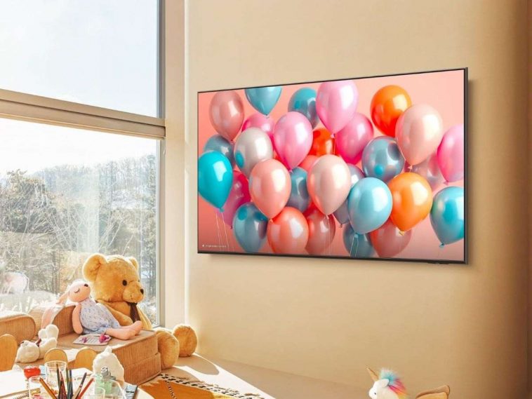 televisore smart QLED coi palloncini sullo schermo