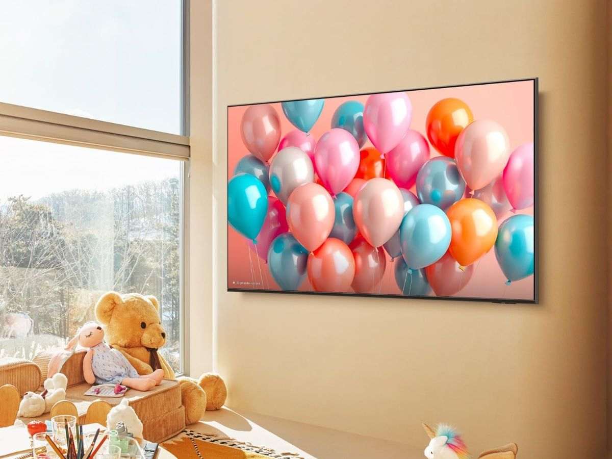 televisore smart QLED coi palloncini sullo schermo
