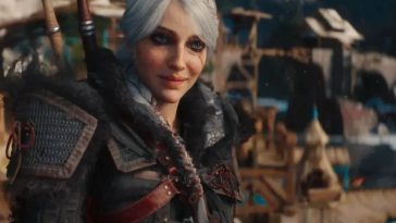 donna con capelli grigi sorride con spade sulla schiena