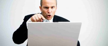 uomo arrabbiato contro il pc