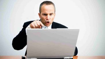 uomo arrabbiato contro il pc