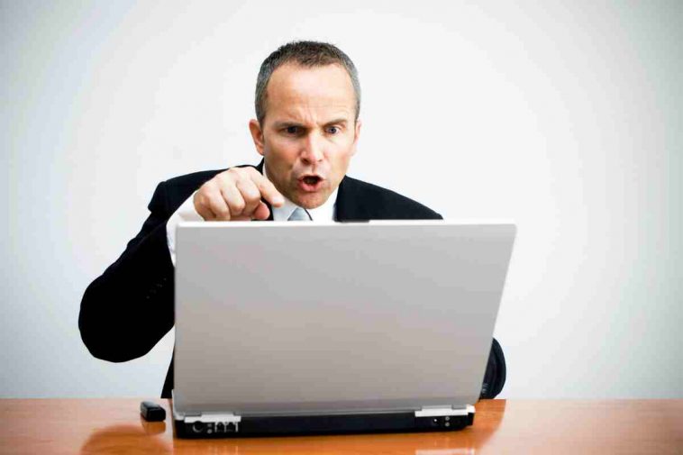 uomo arrabbiato contro il pc