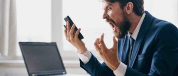 uomo urla al telefono