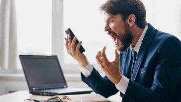 uomo urla al telefono