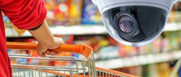 uomo al supermercato e telecamera