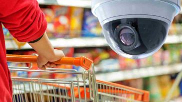 uomo al supermercato e telecamera