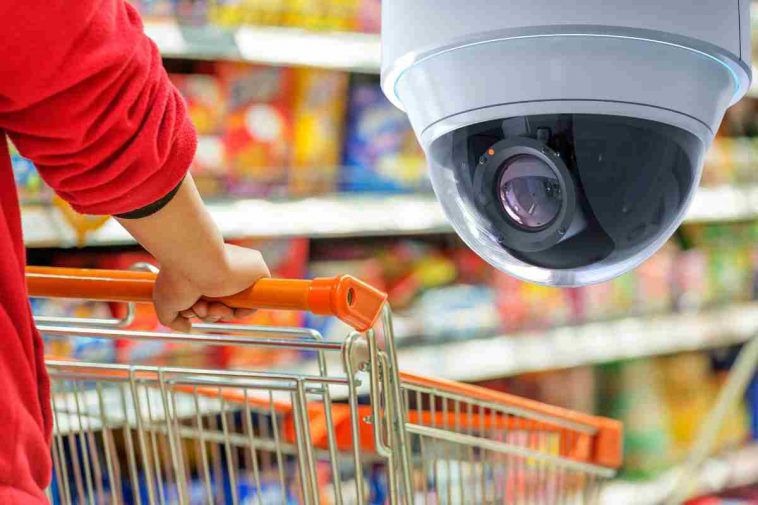uomo al supermercato e telecamera