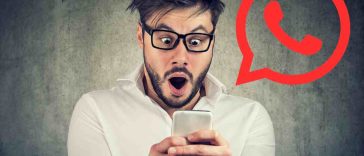 uomo con telefono e icona whatsapp roisso