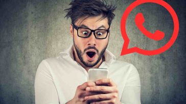 uomo con telefono e icona whatsapp roisso