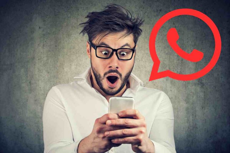 uomo con telefono e icona whatsapp roisso