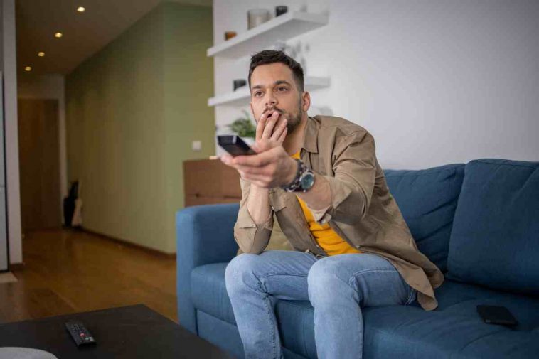 uomo sorpreso tv