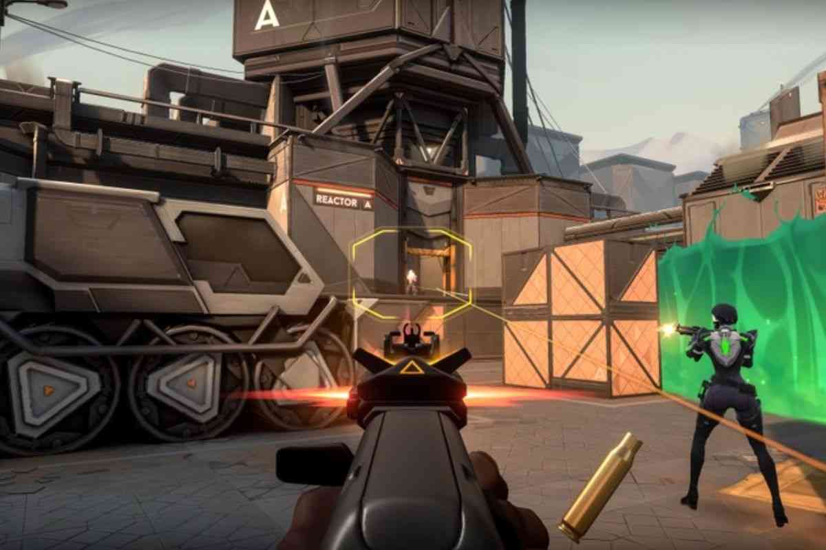 vsuale in prima persona di fucile con mirino giallo che spara in zona con container