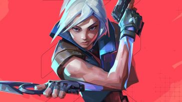 personaggio femminile con pistola e coltello, braccia incrociate, capelli grigi