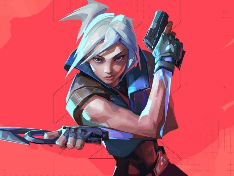 personaggio femminile con pistola e coltello, braccia incrociate, capelli grigi