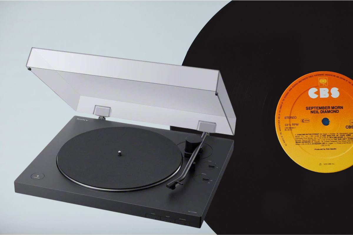 giradischi nero Sony, vinile a metà