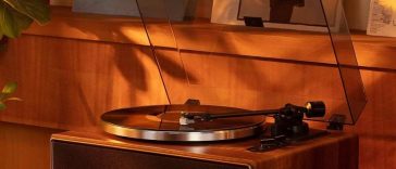 giradischi in legno su tavolo in legno