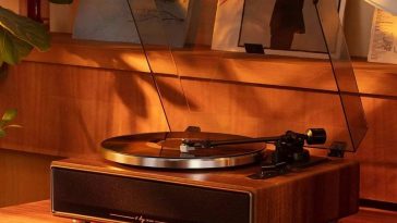 giradischi in legno su tavolo in legno