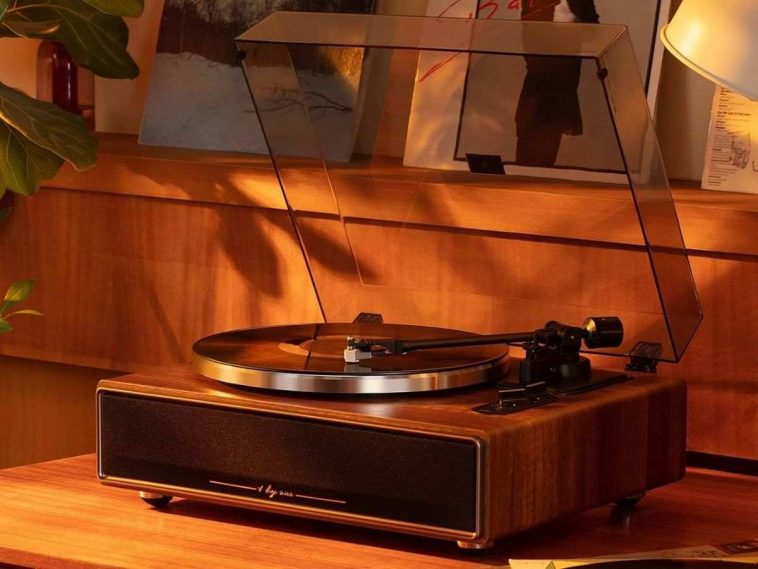 giradischi in legno su tavolo in legno