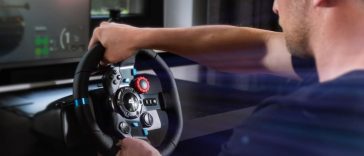persona che sta usando il volante Logitech G G29 Driving Force
