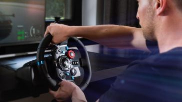 persona che sta usando il volante Logitech G G29 Driving Force