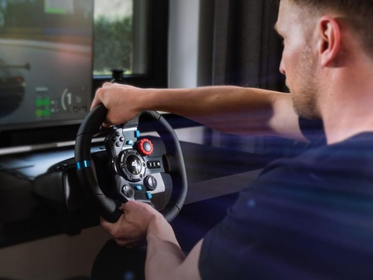 persona che sta usando il volante Logitech G G29 Driving Force